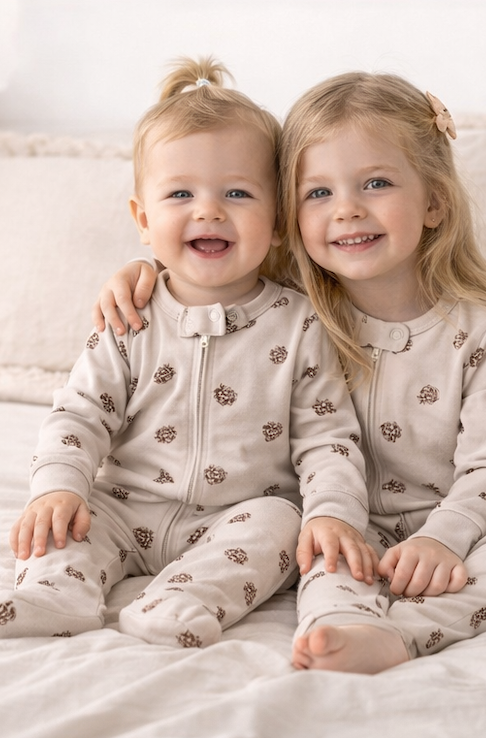 Combinaison bébé zippée à pieds motif pommes de pin – Kassyfamily’s